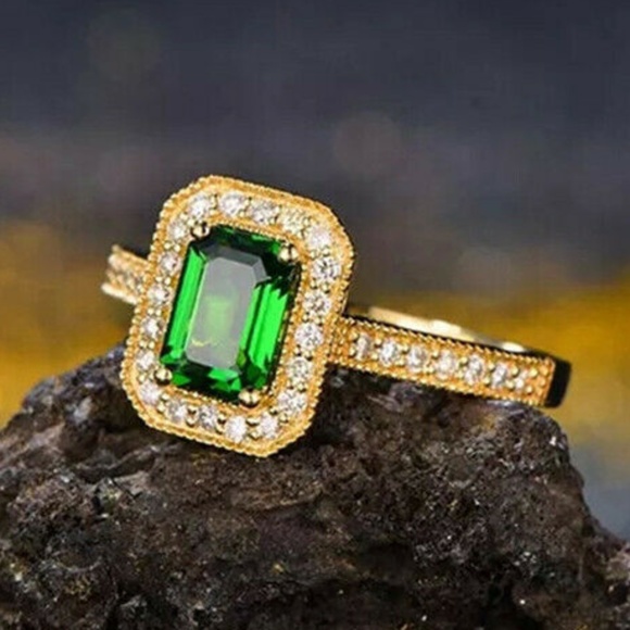 Jewelry - 10k Yellow Gold Emerald princess cut Sz 6  Ring